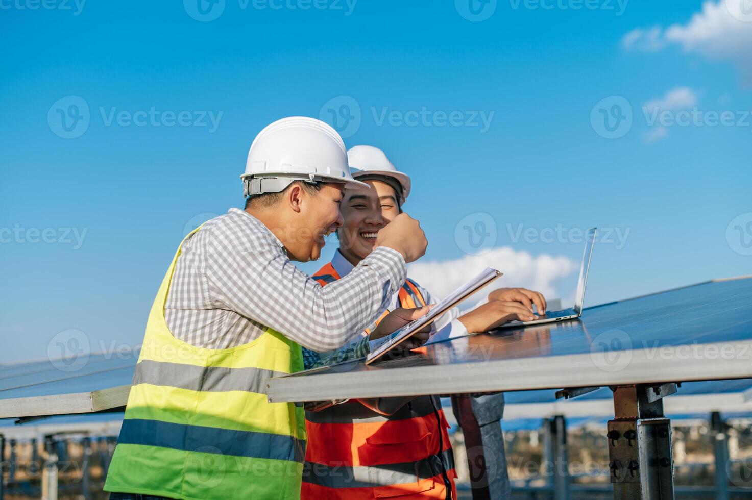 dos ingenieros están discutiendo durante el trabajo en la granja solar foto