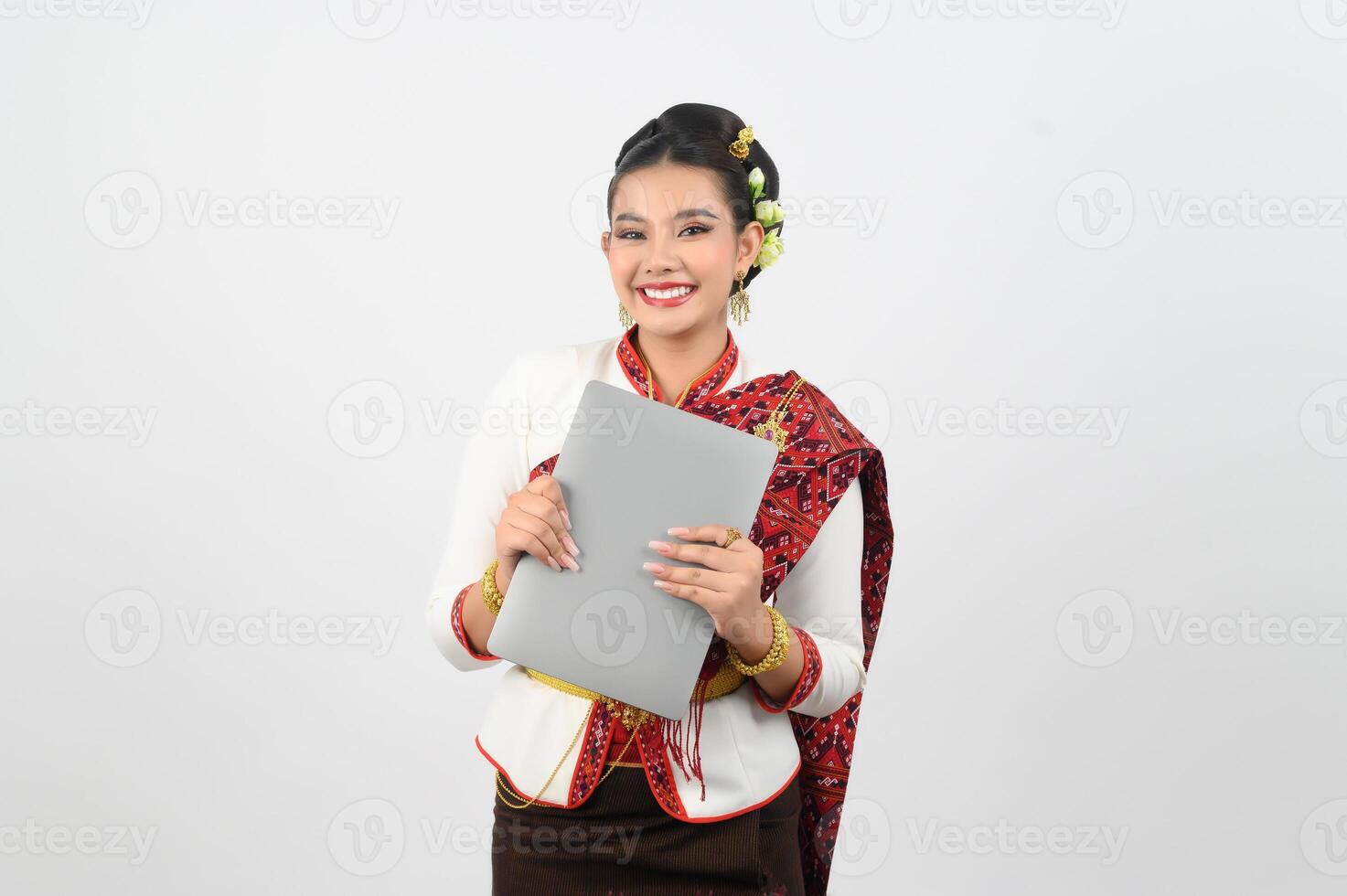 joven hermosa mujer en del nordeste vestir participación ordenador portátil computadora destino foto