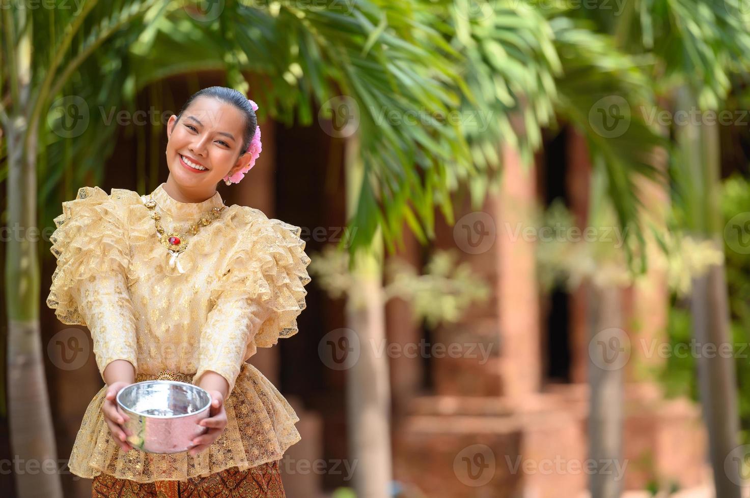 retrato hermosa mujer en el festival de songkran con traje tradicional tailandés foto