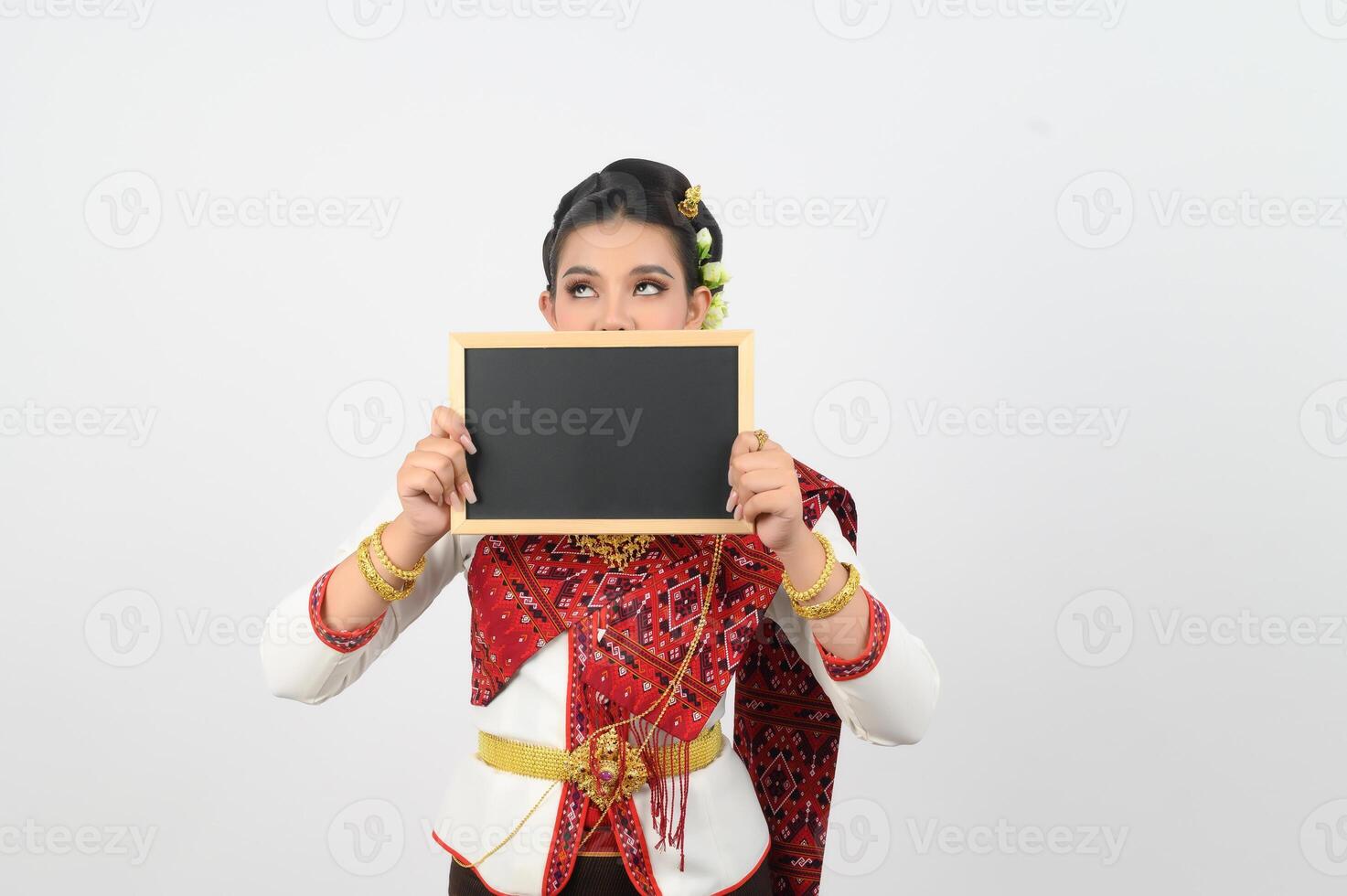 retrato de hermosa tailandés mujer en tradicional ropa posando con pizarra foto