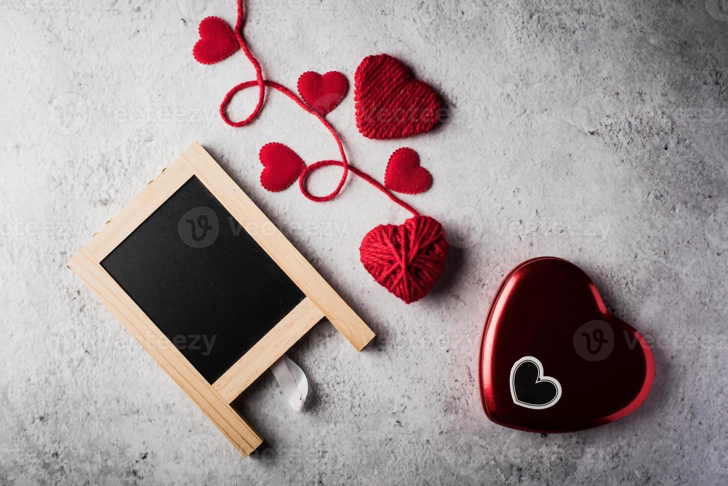 photo red yarn heart shaped on the wall background