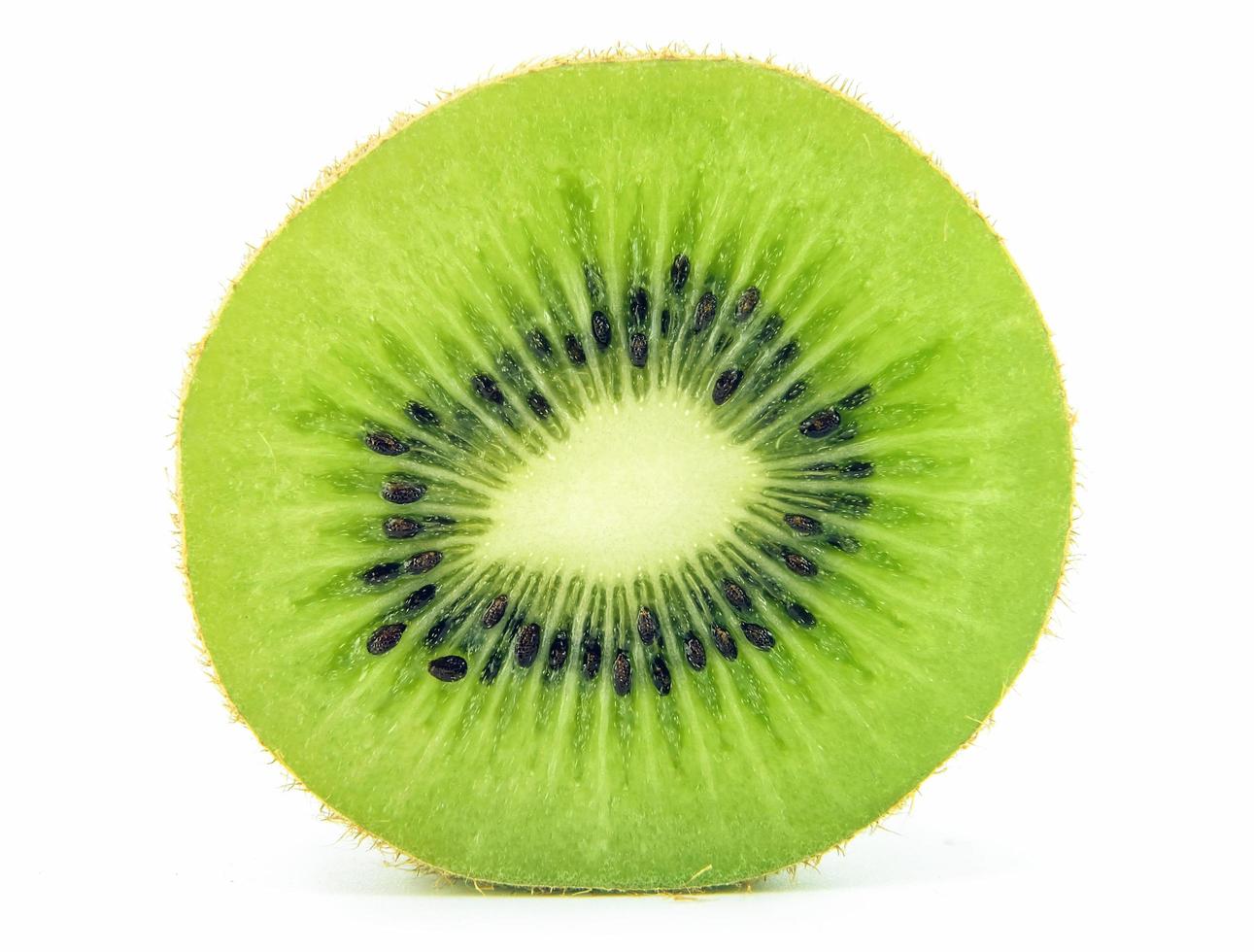 rebanada kiwi Fruta en blanco antecedentes foto