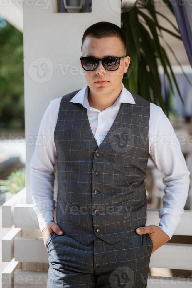 portrait of the groom of a man in the morning before the wedding photo