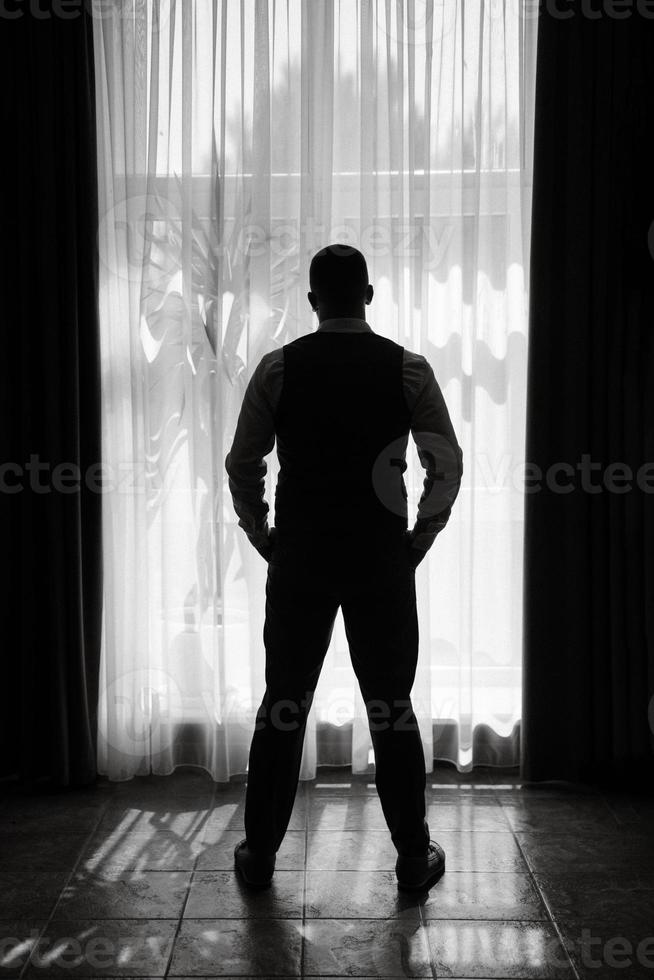 retrato de el novio de un hombre en el Mañana antes de el Boda foto