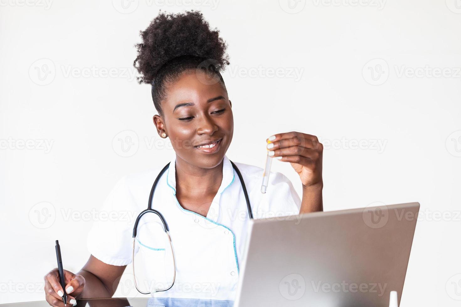 una doctora con bata blanca sosteniendo tubos de análisis de sangre en las manos mientras trabajaba en un laboratorio moderno. profesional de ciencias de la vida femenina con cubeta de vidrio. concepto de salud y biotecnología. foto
