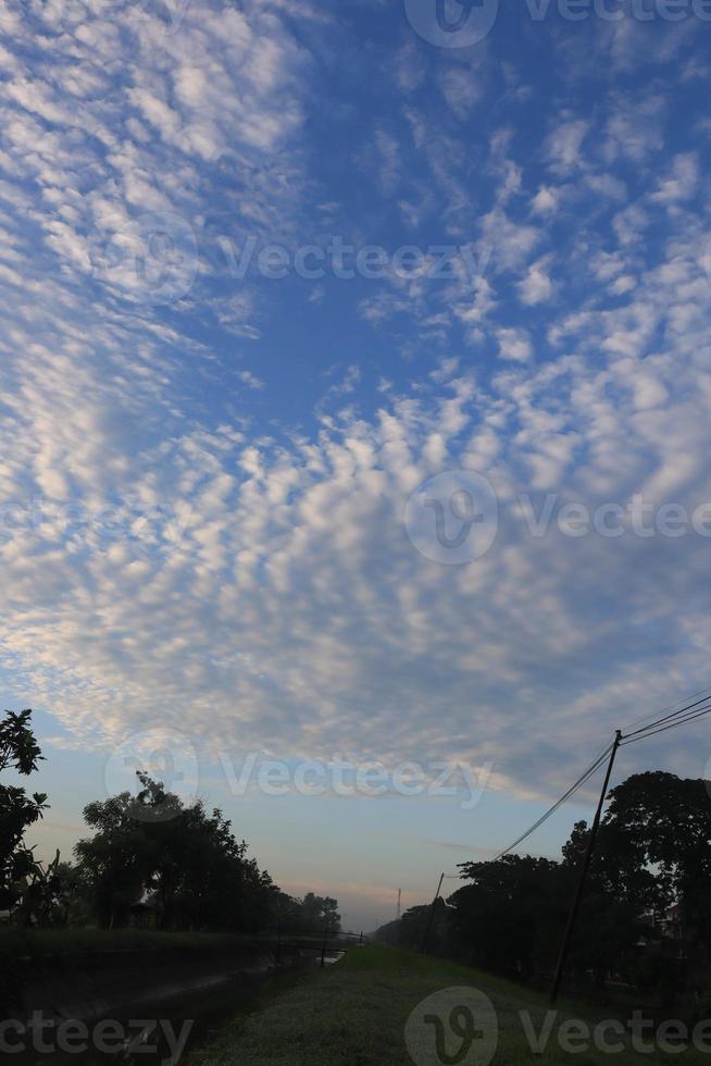 blanco nubes y Dom en contra un antecedentes de azul cielo foto