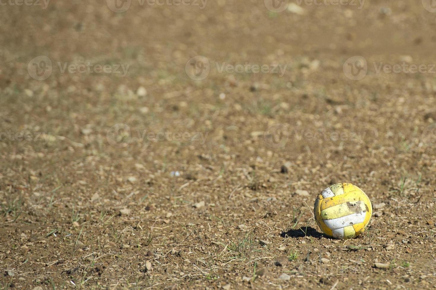 antiguo abandonado pelota foto