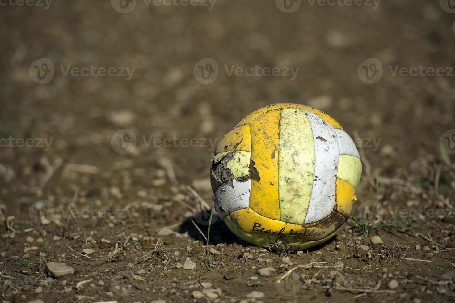 antiguo abandonado pelota foto