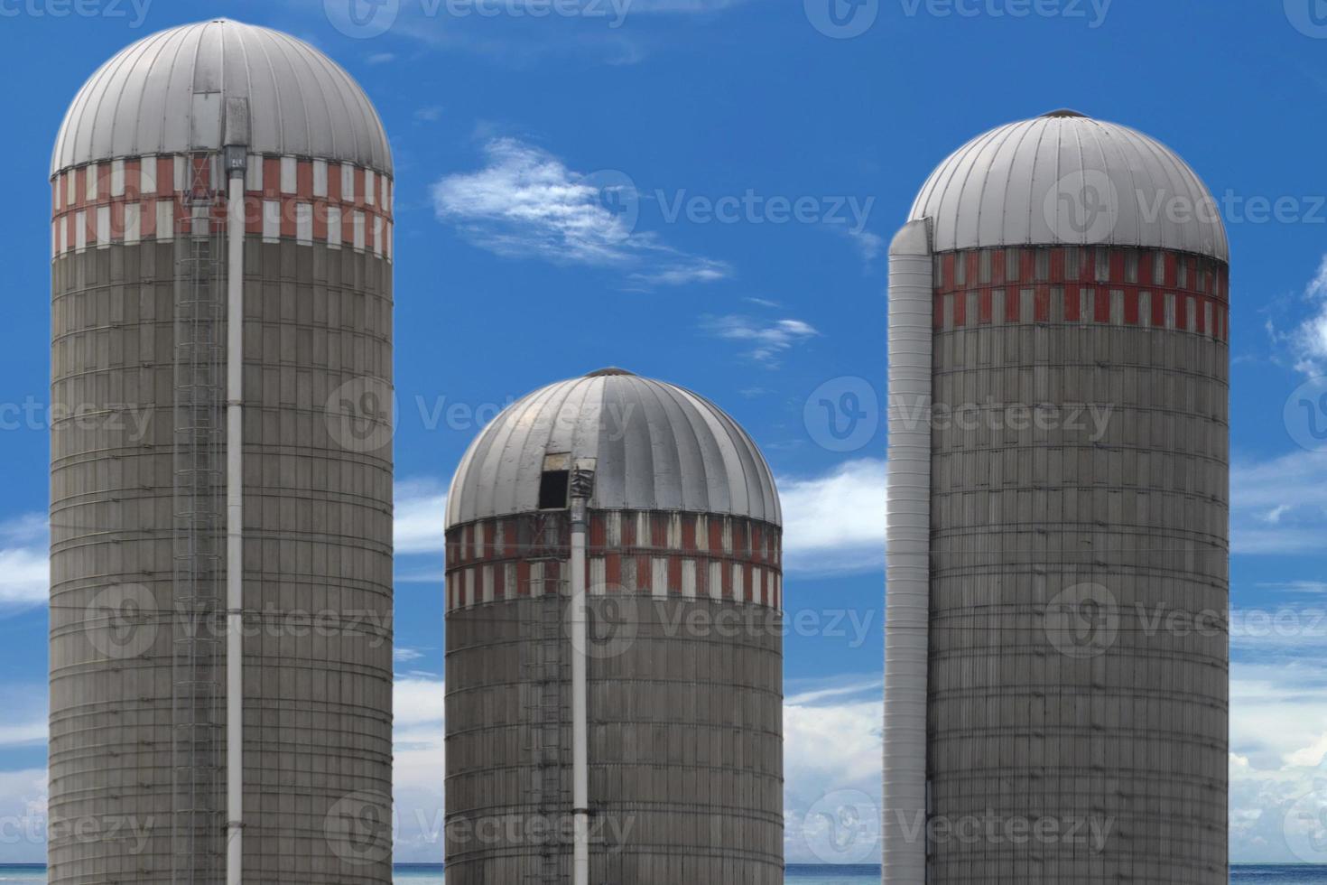 grain metallic silo photo