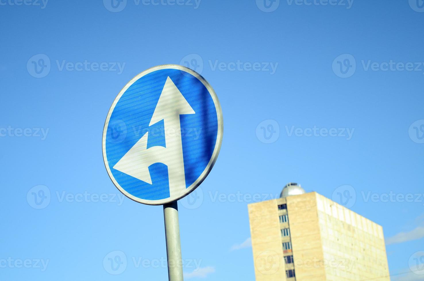 la carretera firmar con un borroso ver de un mayor edificio en el antecedentes. foto