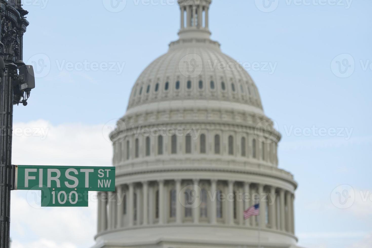 primer letrero de la calle cerca del capitolio de washington dc foto