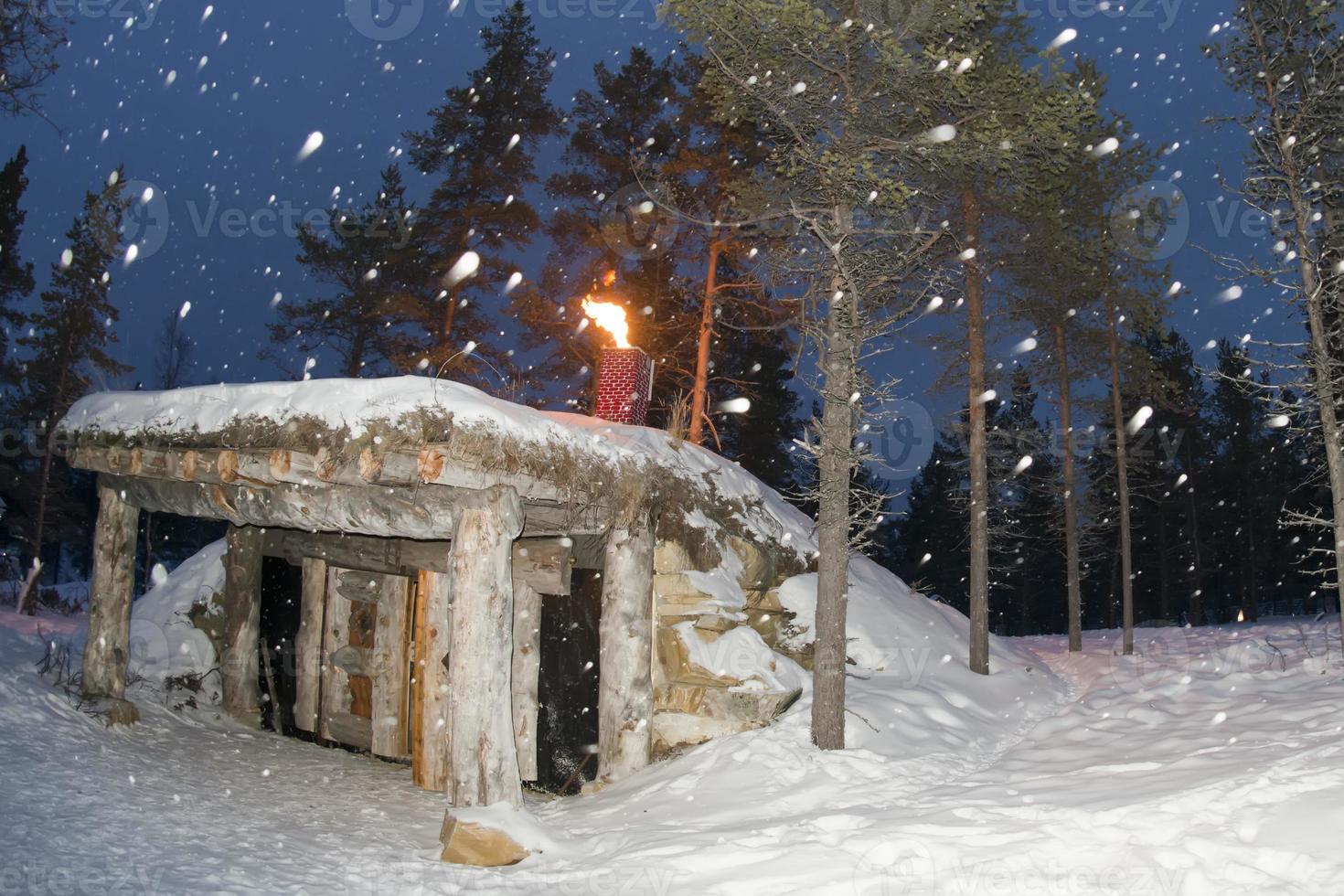 cabaña de madera en el fondo de la nieve foto