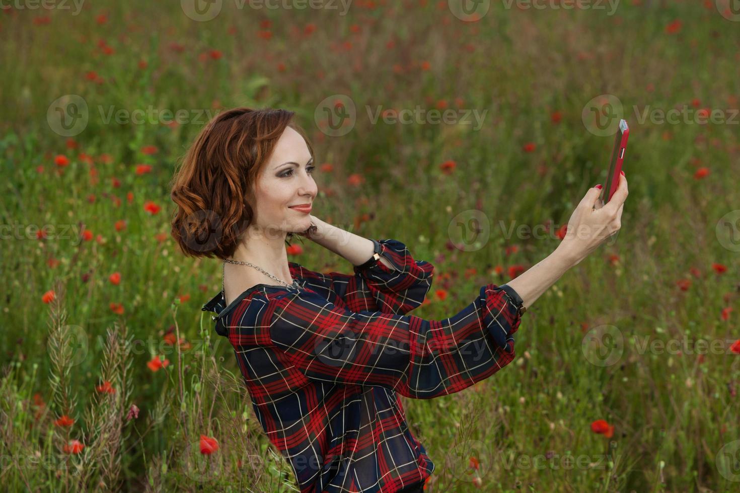 hermosa mujer o negocio mujer hablando en un célula teléfono afuera. al aire libre retrato de un hermosa contento mujer de negocios hablando en célula teléfono. foto