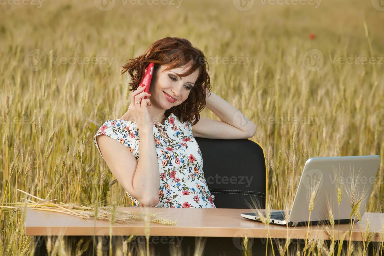 hermosa mujer o negocio mujer hablando en un célula teléfono afuera. al aire libre retrato de un hermosa contento mujer de negocios hablando en célula teléfono. foto