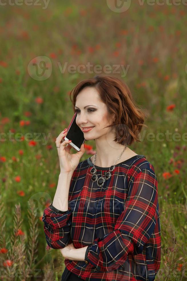 hermosa mujer o negocio mujer hablando en un célula teléfono afuera. al aire libre retrato de un hermosa contento mujer de negocios hablando en célula teléfono. foto