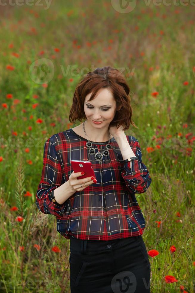 hermosa mujer o negocio mujer hablando en un célula teléfono afuera. al aire libre retrato de un hermosa contento mujer de negocios hablando en célula teléfono. foto