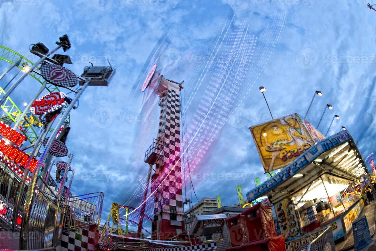 feria de diversión carnaval luna park carrusel en movimiento foto