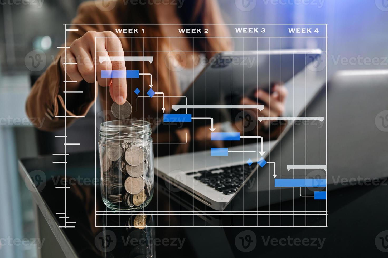 gerente de proyecto trabajando y actualizando tareas con hitos, planificación de progreso y diagrama de programación de diagrama de Gantt. Tranvía de negocios trabajando foto