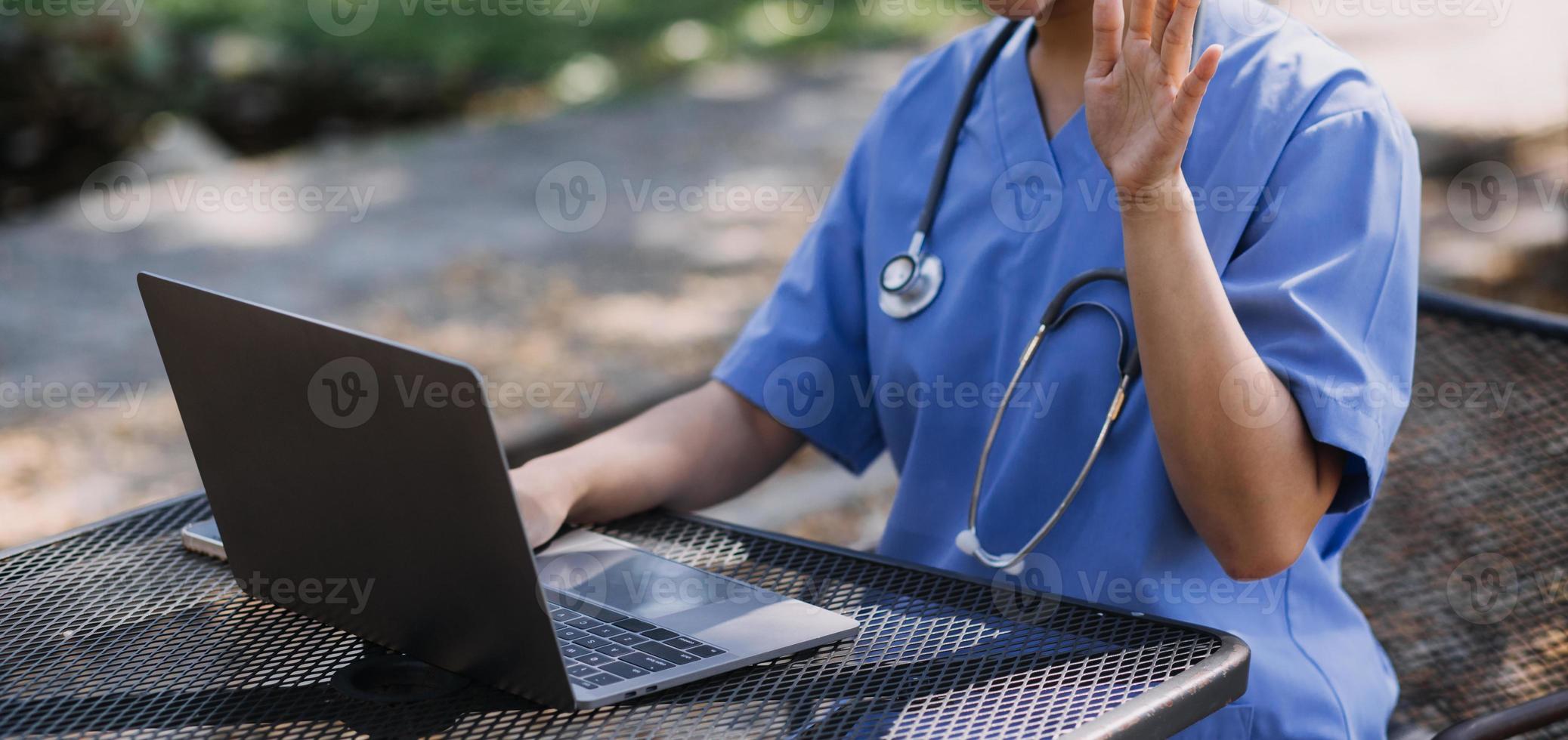 asiático joven cuidador enfermero apoyo mayor más viejo masculino caminando al aire libre. especialista niña médico ayuda y tomar cuidado de mayor maduro hombre paciente haciendo físico terapia en público parque a enfermería hogar. foto