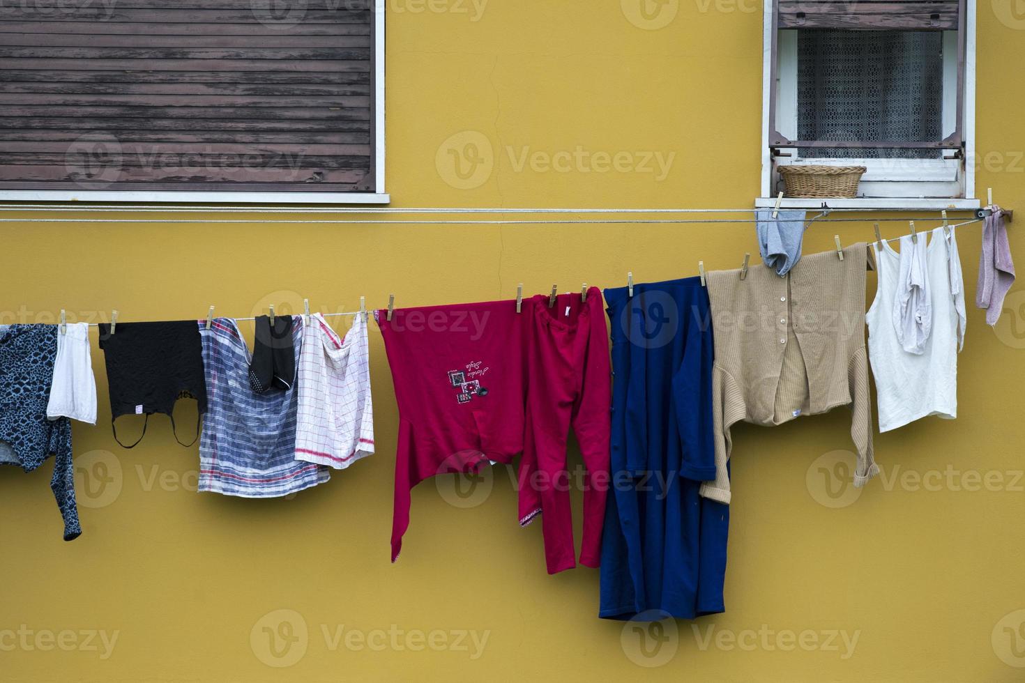 ropa colgando afuera. foto