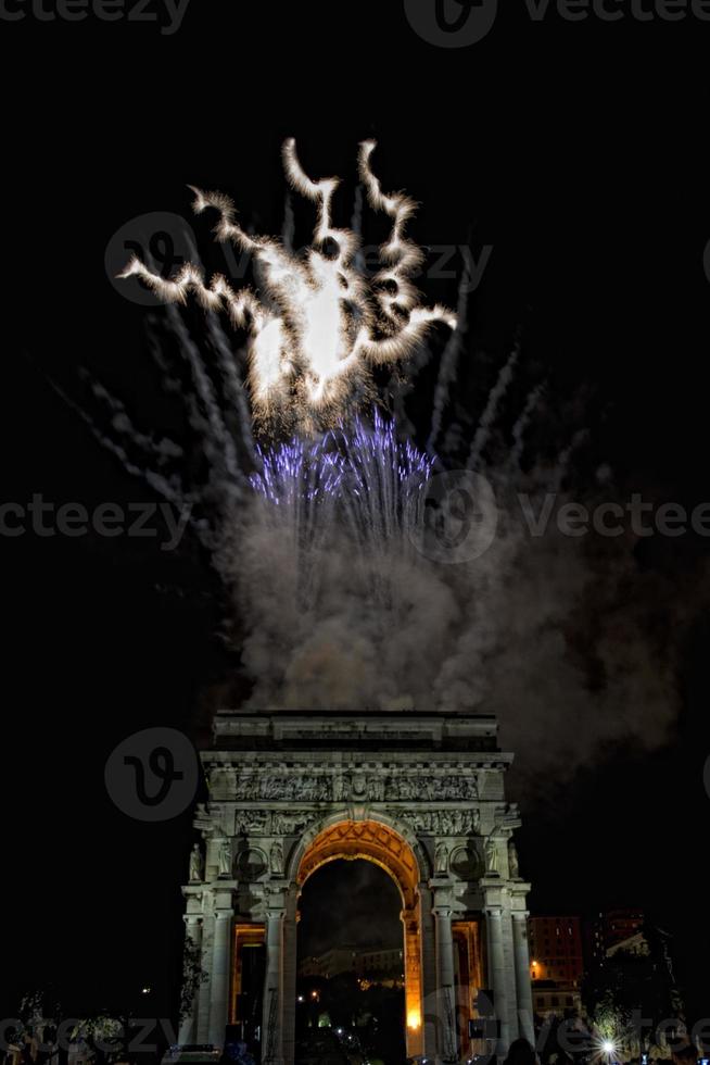 feliz año nuevo y feliz navidad fuegos artificiales en el arco del triunfo foto