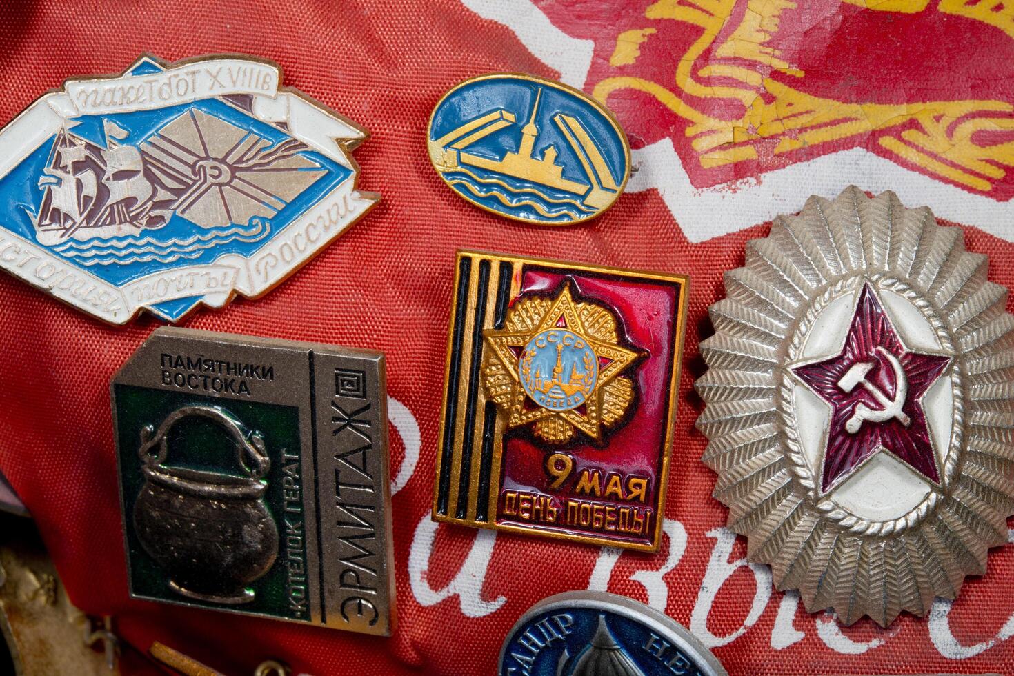 Vintage russian military pin collection photo