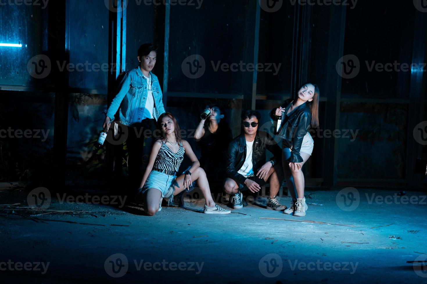 un grupo de adolescentes en peculiar ropa son disfrutando un fiesta juntos a el final de el año en un antiguo edificio foto