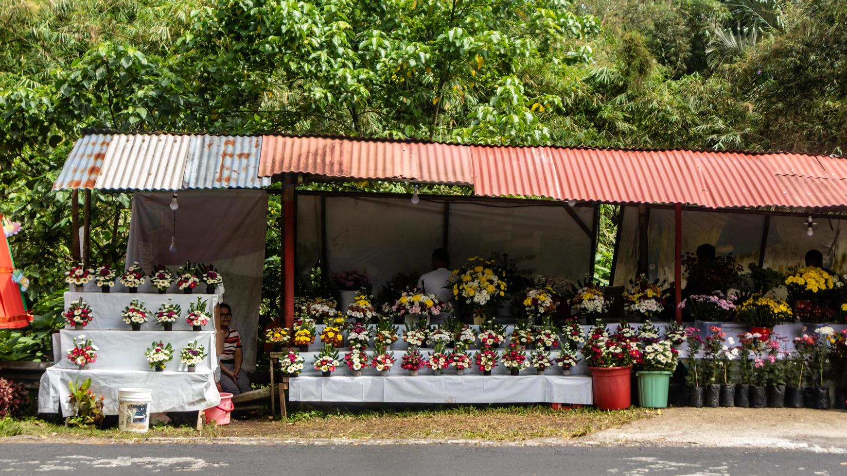 tomohon, indonesia diciembre de 2022, una bulliciosa floristería antes del nuevo año foto