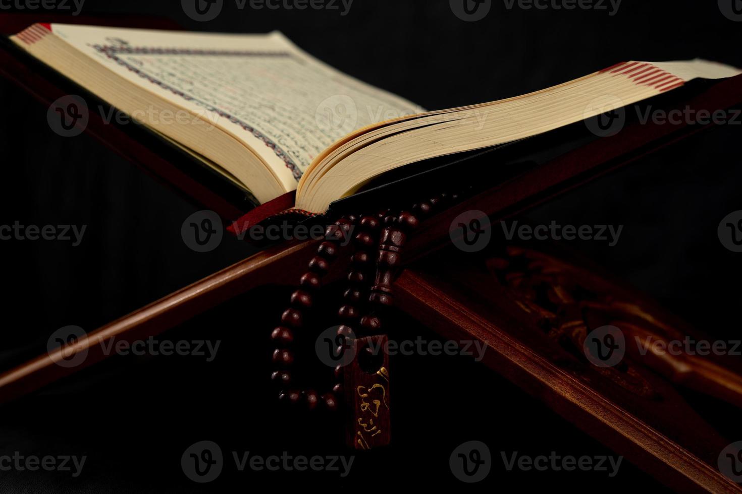 santo Corán libro en mesa foto
