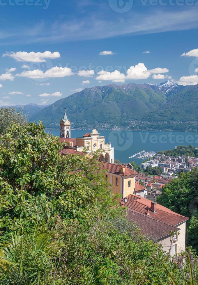 famosa iglesia de madonna del sasso en locarno en el cantón de ticino en el lago maggiore, suiza foto