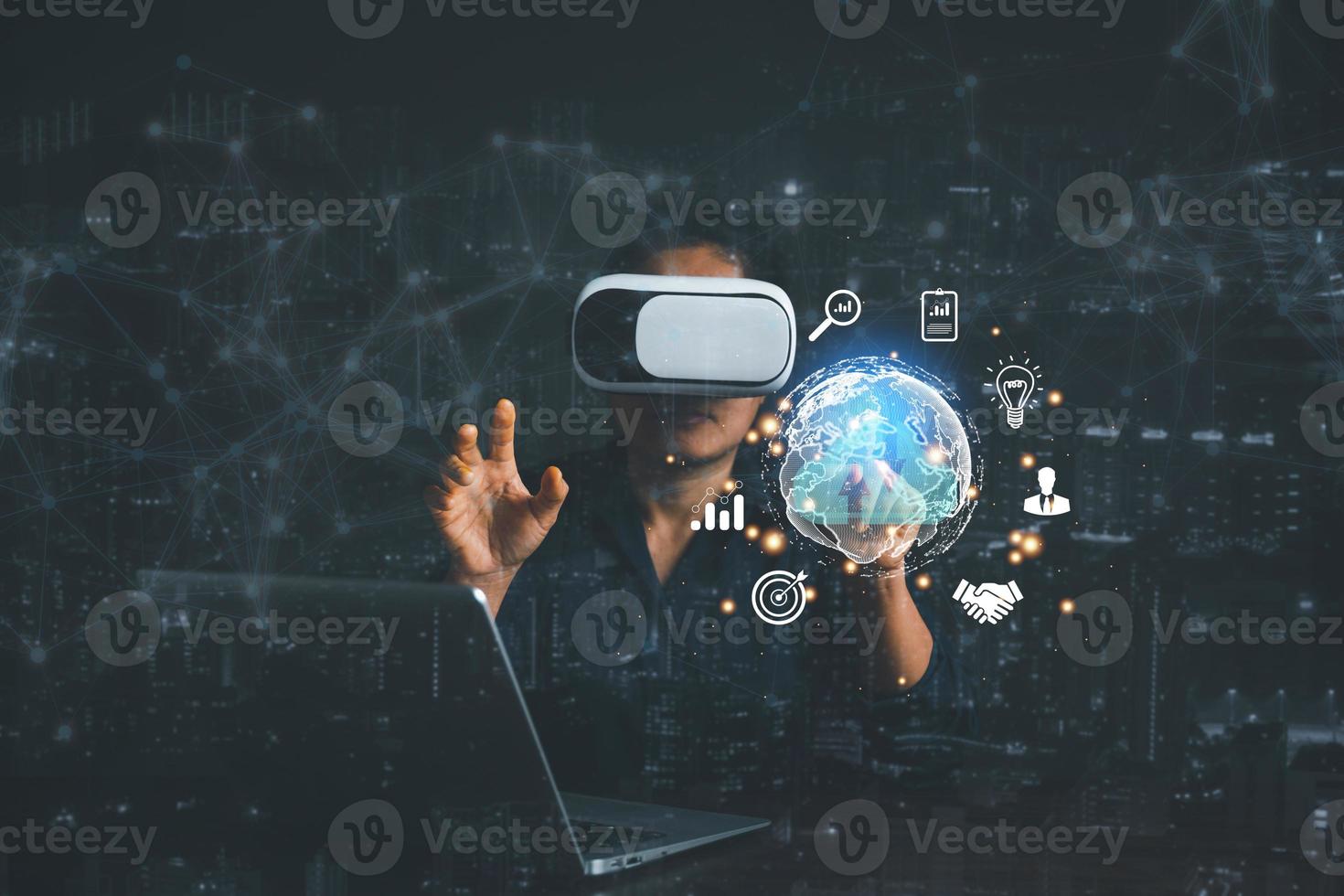 mujer de negocios vistiendo vr lentes y accediendo el nube informática tecnología Internet almacenamiento red concepto y un grande base de datos grande datos mediante Internet tecnología. metaverso tecnología idea. foto