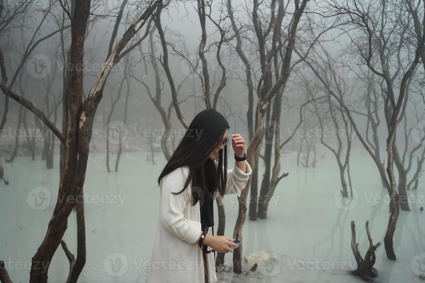 asiático mujer viajero en pie en blanco cráter, ciudadana, bandung, Oeste Java, Indonesia. foto