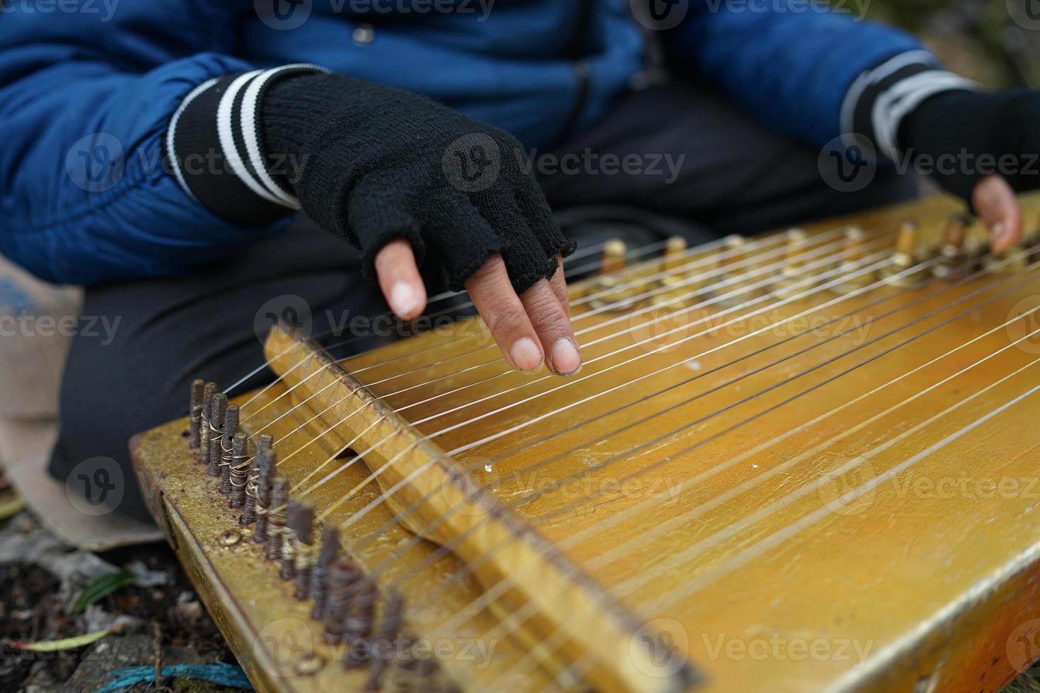 un hombre jugando Kecapi tradicional sundanés música en el ciudadana, bandung, oeste Java, Indonesia. foto