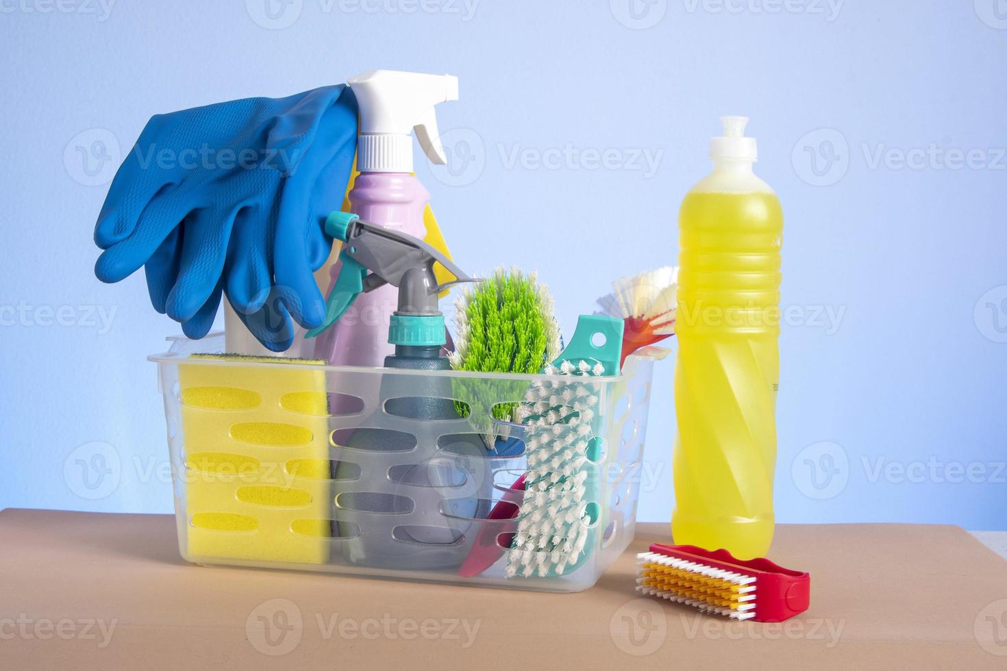 cesta con productos de limpieza para la higiene del hogar 14938519 Foto de  stock en Vecteezy