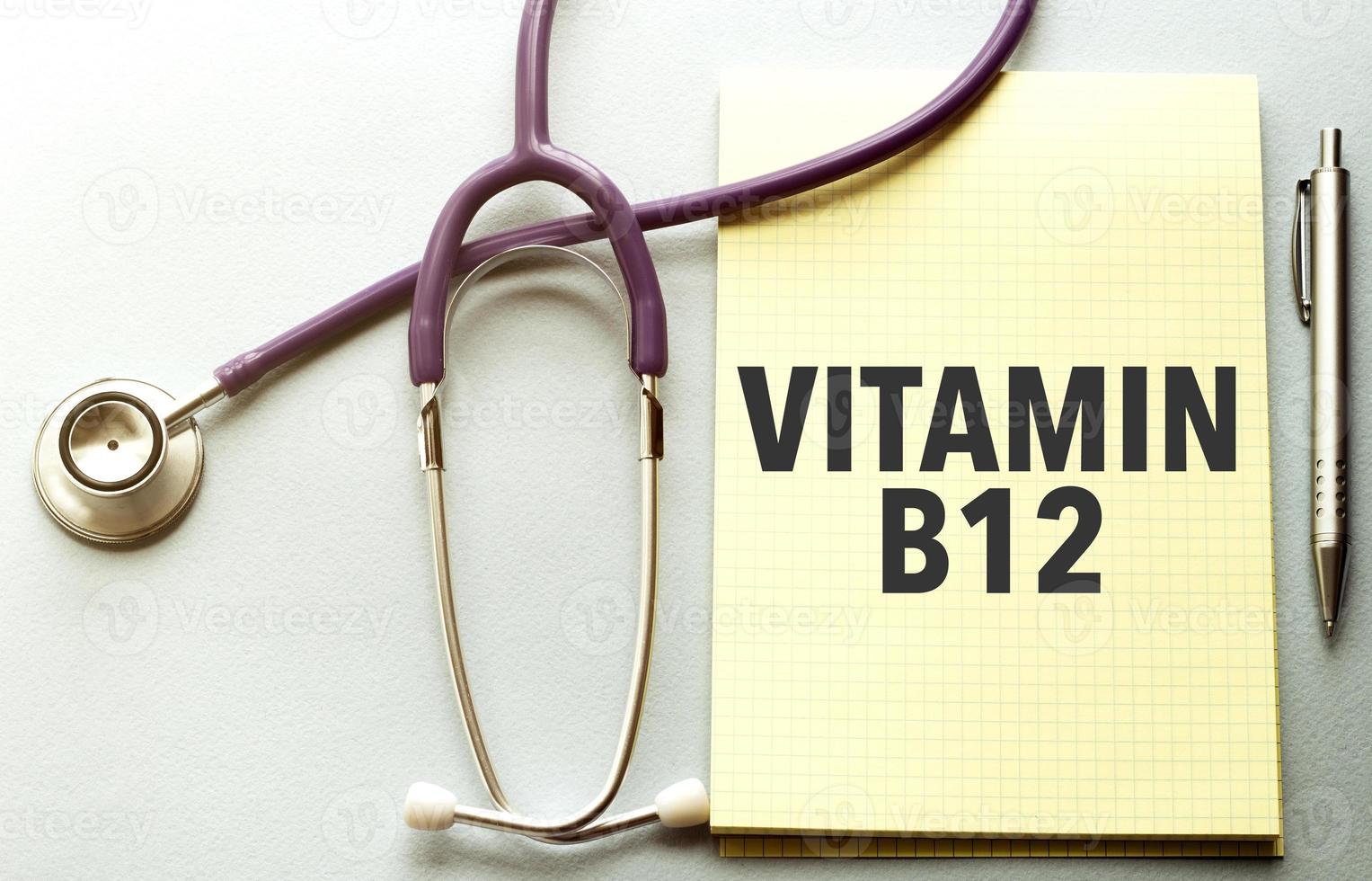 en un púrpura antecedentes un estetoscopio con amarillo lista con texto vitamina b12 foto