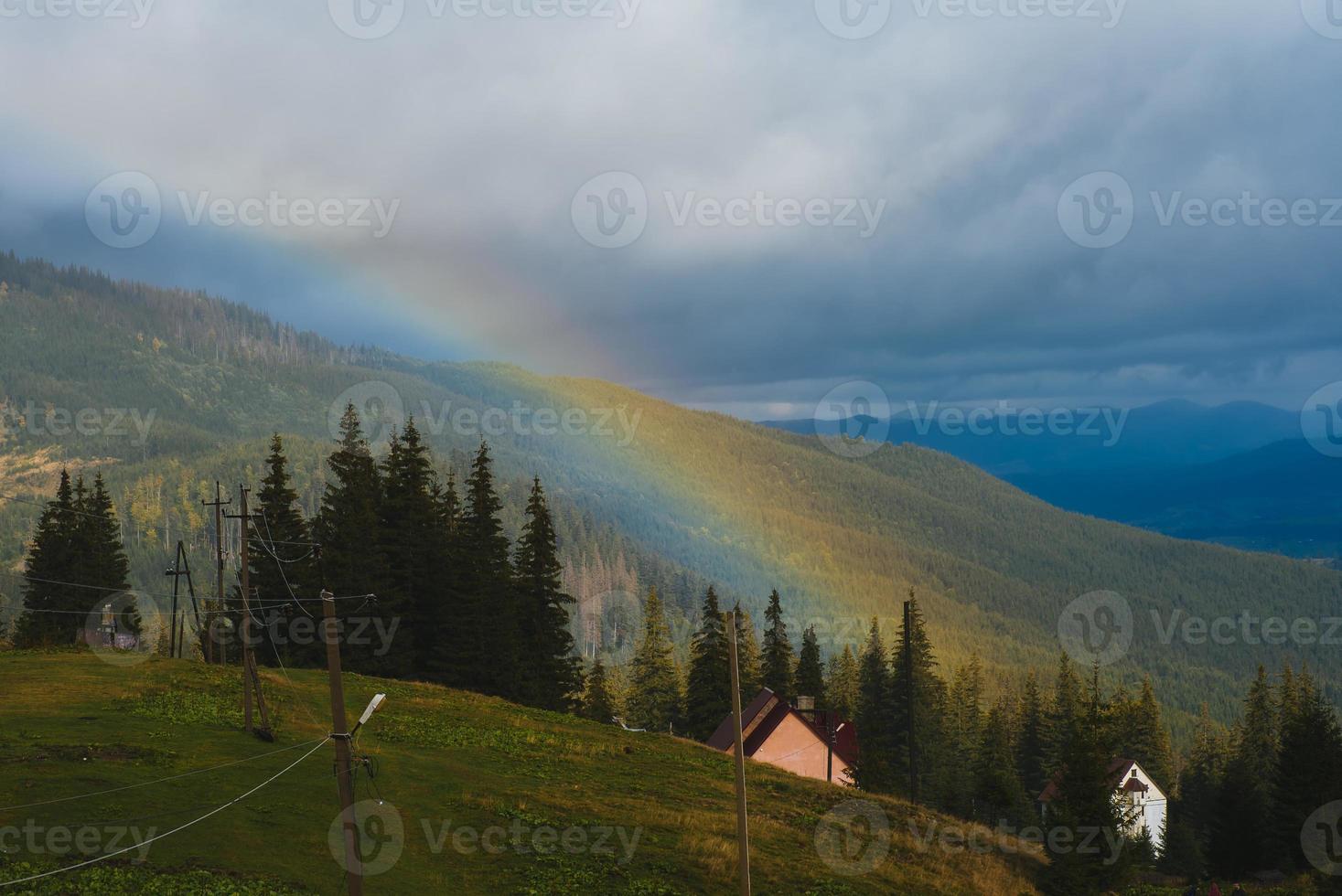 arco iris sobre el pico de la montaña foto