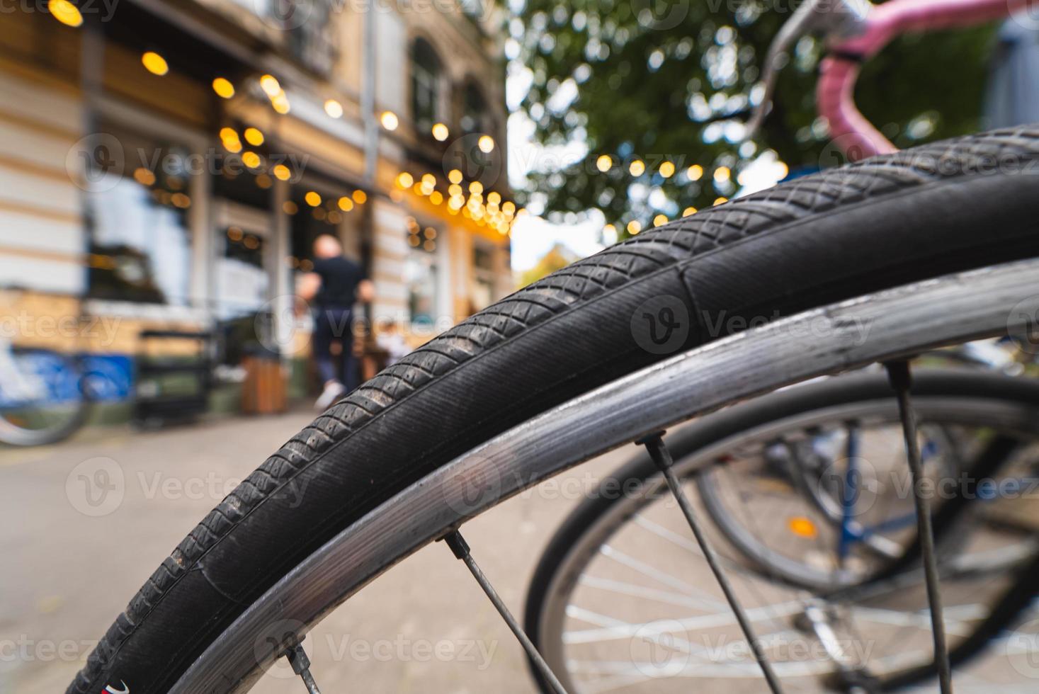 ruedas de bicicleta cerca de la calle foto