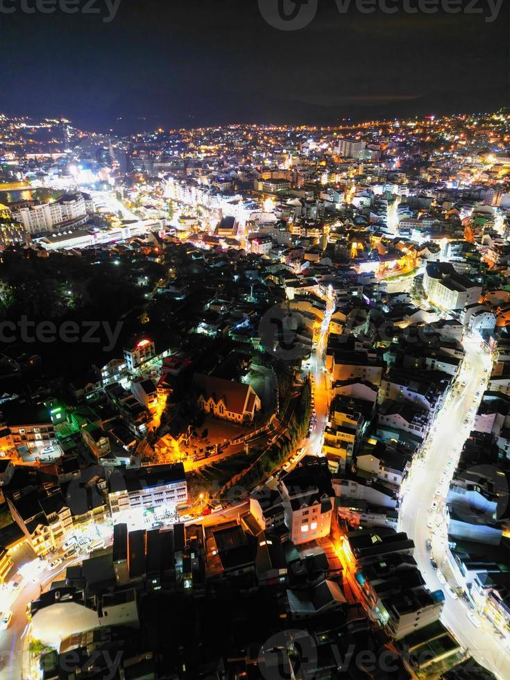 iluminado noche ver de da lat ciudad, Vietnam un cautivador monitor de ciudad luces en contra el oscuro estrellado cielo foto