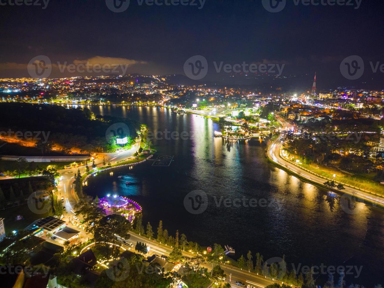 cautivador noche ver de xuan huong lago en da lat ciudad, Vietnam el Perfecto mezcla de ciudad luces y sereno aguas foto