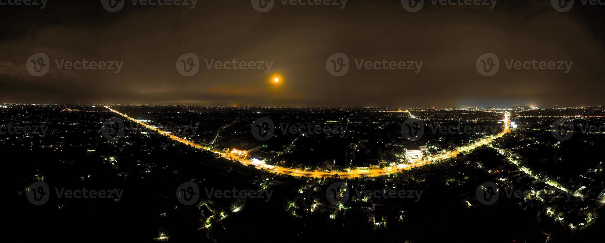 lleno Luna conducir 360 panorama de autopista en tien giang provincia, Vietnam con noche cielo y iluminado vehículos debajo el rojo Luna foto