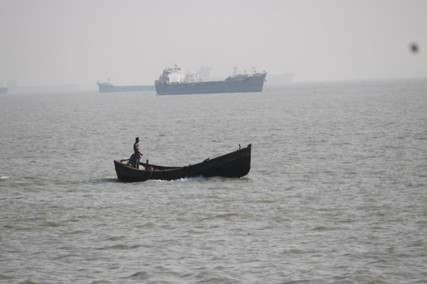 pescar barco en el ver costa con carga Embarcacion en el antecedentes foto