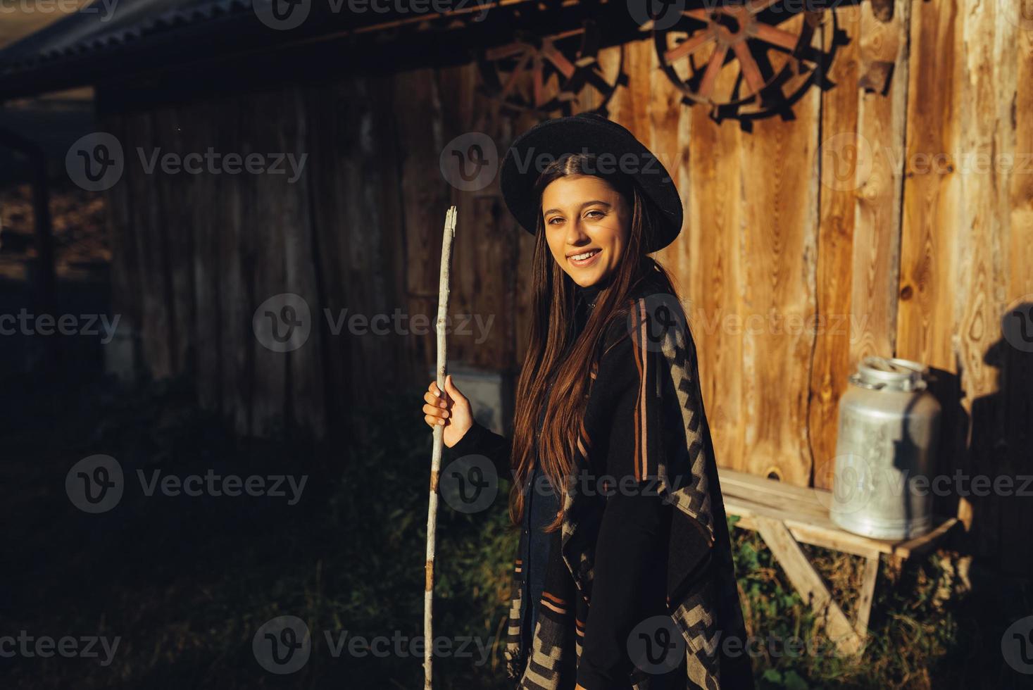 bella joven de estilo rústico en el campo en una granja foto