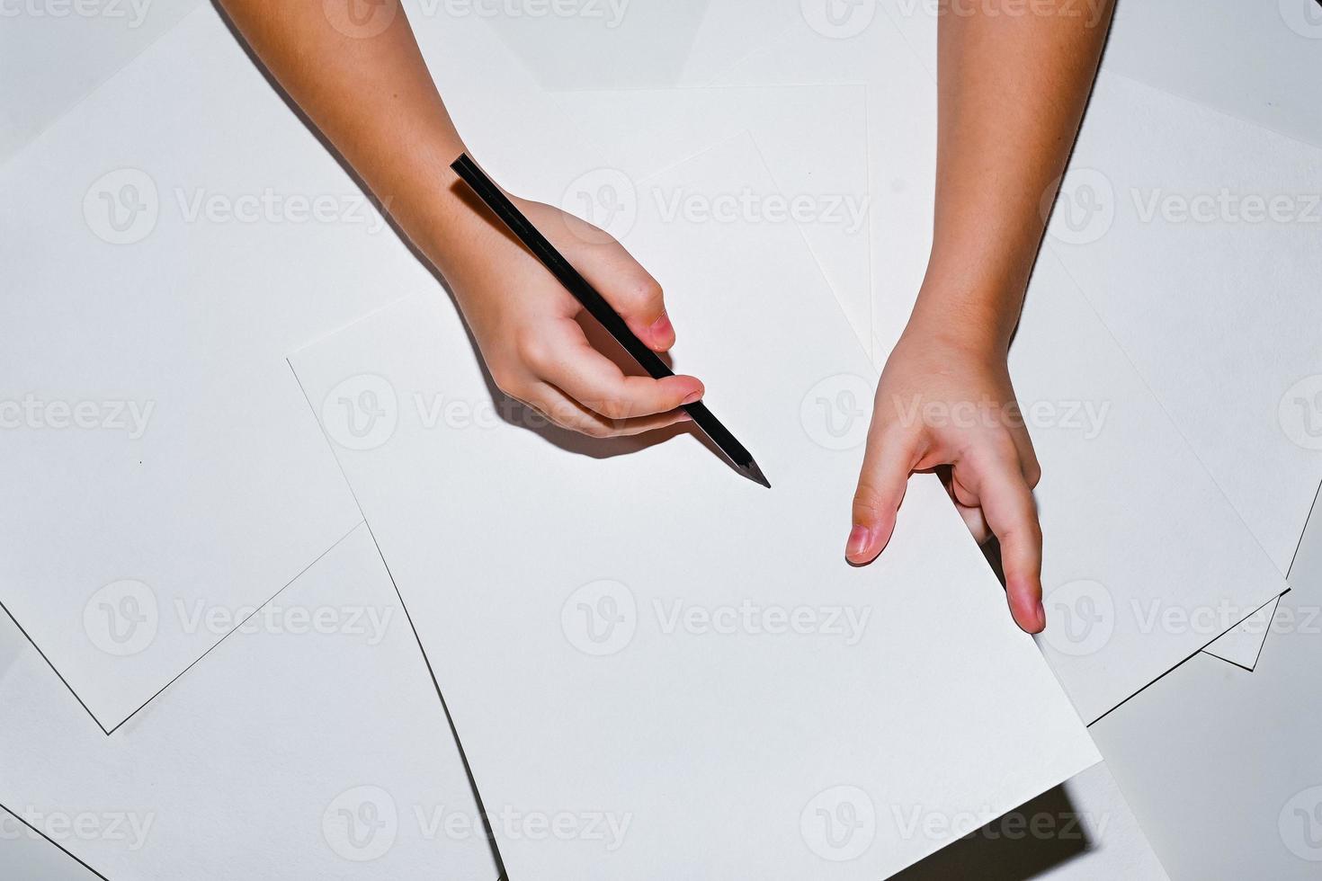 acuarela pinturas, en el mesa. un niño sorteos. foto