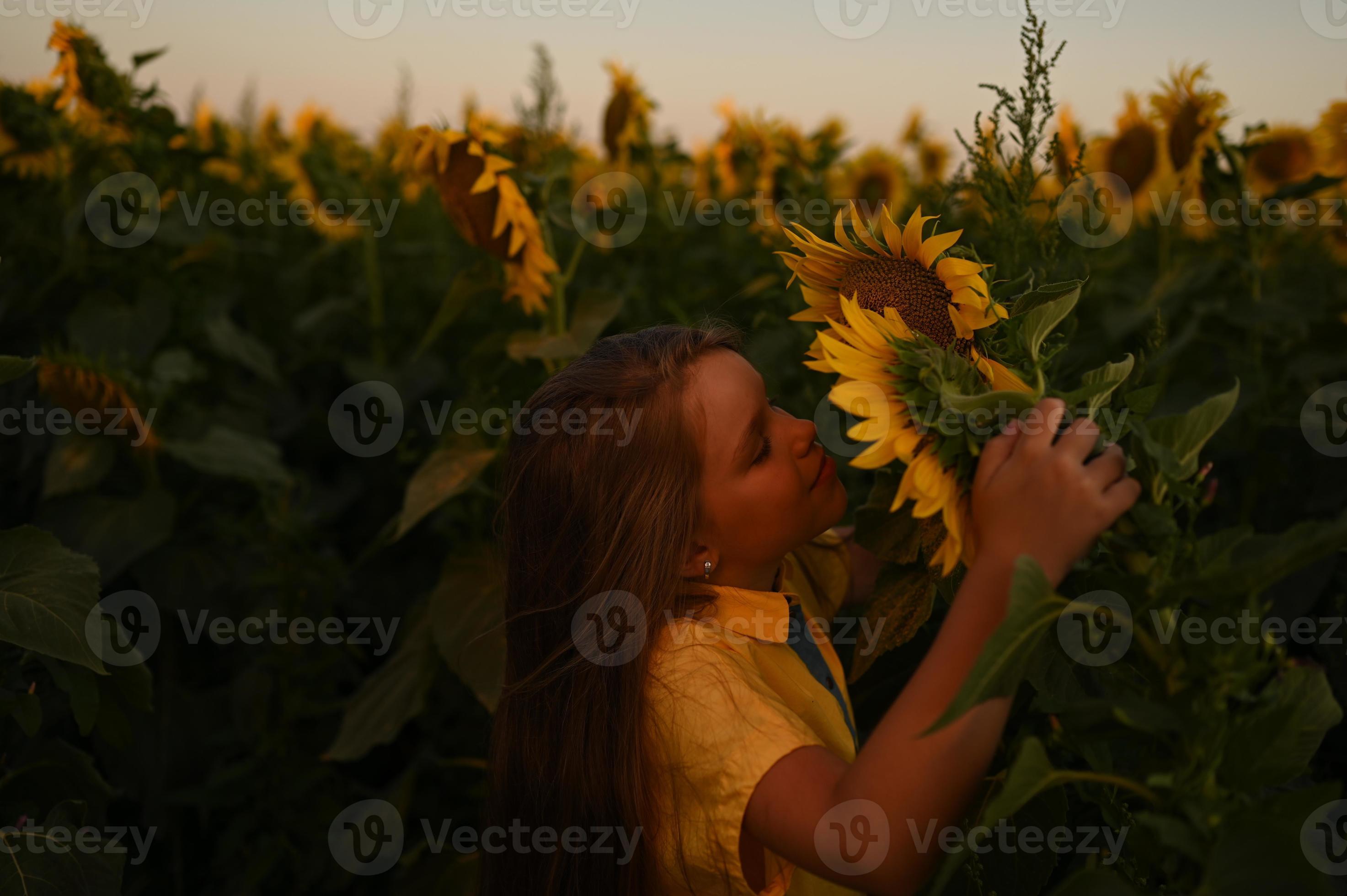 Lucy Sunflower: Hairy Back, Big Heart - wt5xnpb