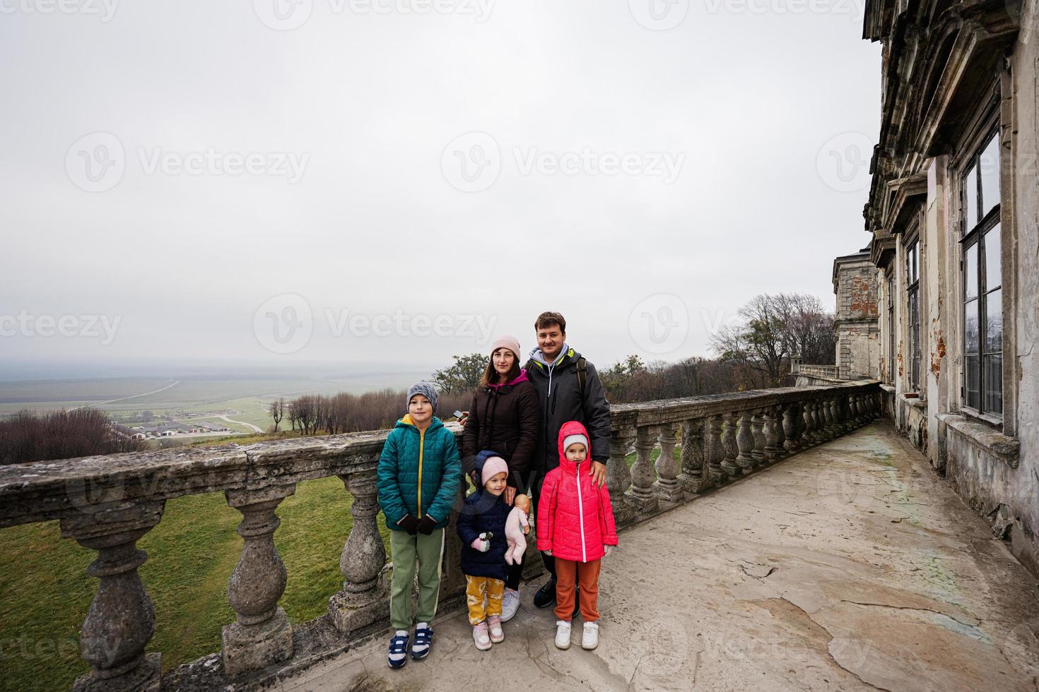 familia con tres hijos visita el castillo de pidhirtsi, región de lviv, ucrania. foto