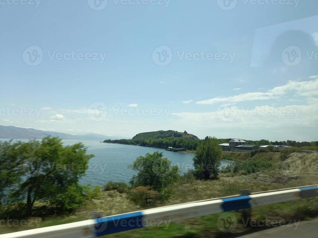 maravilloso lago escena cerca borde del camino foto