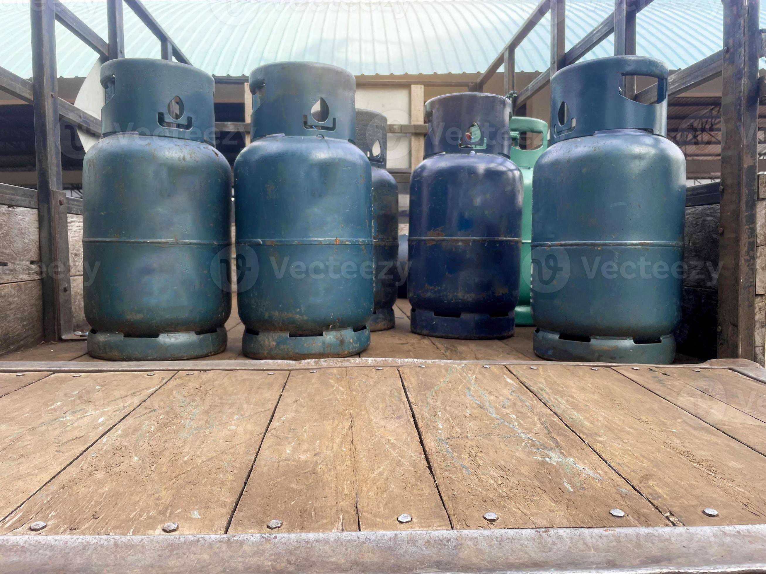 Cooking gas tanks on the cars of gas delivery shops to serve customers