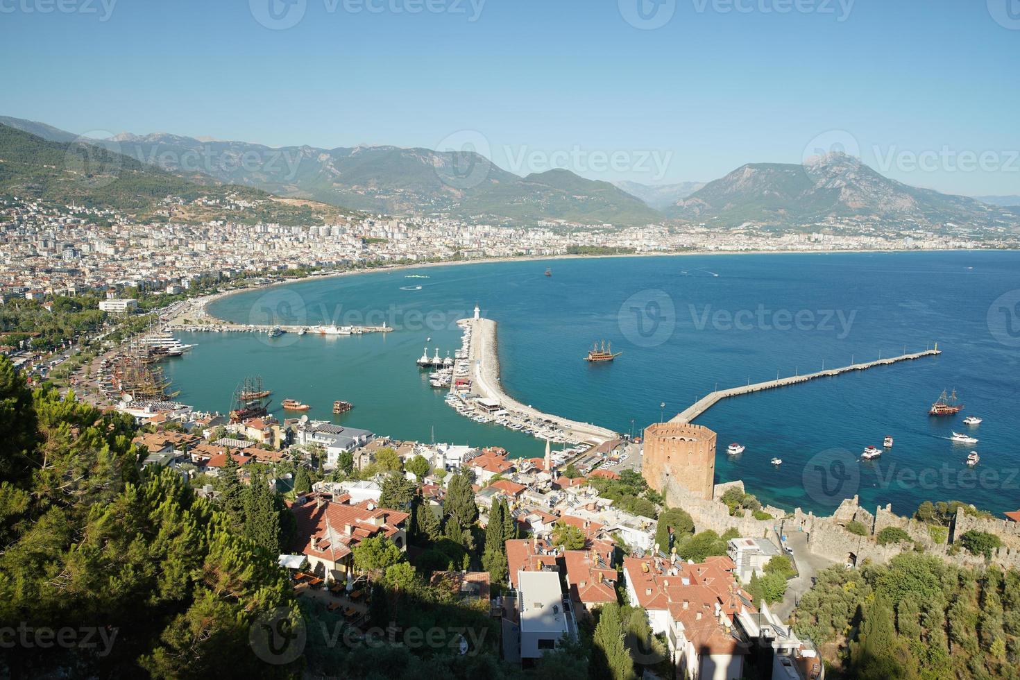 vista aérea de la ciudad de alanya en antalya, turquía foto