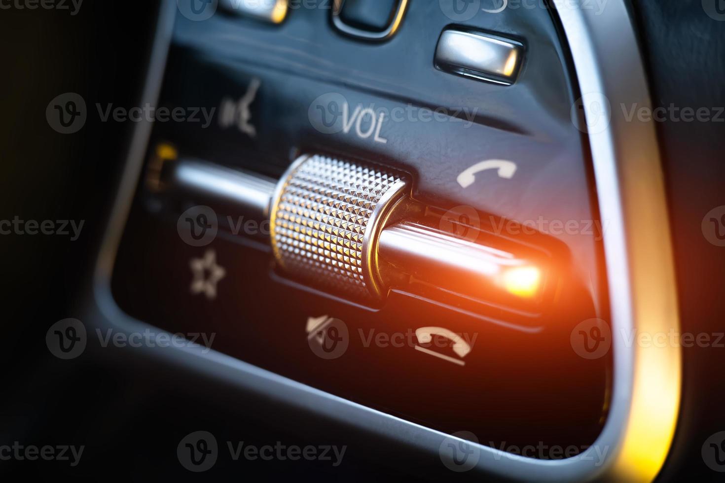 volumen botón en el panel de un moderno coche. foto
