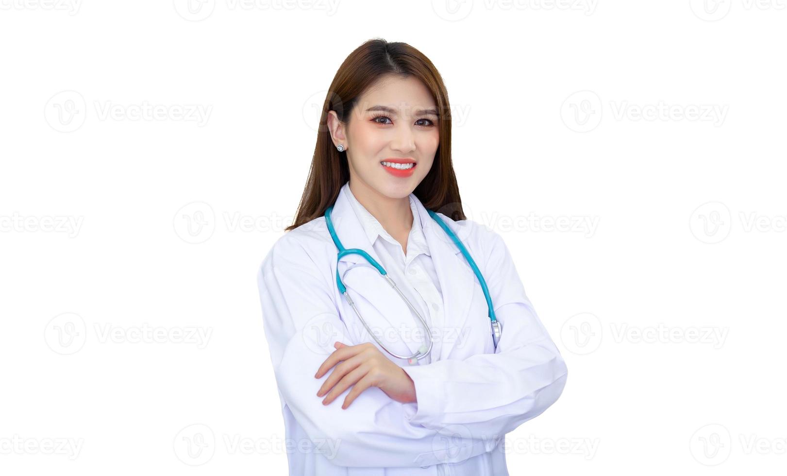 asiático profesional mujer médico vistiendo blanco túnica y estetoscopio en pie con brazos cruzado aislado en blanco antecedentes en el tema de salud cuidado. foto